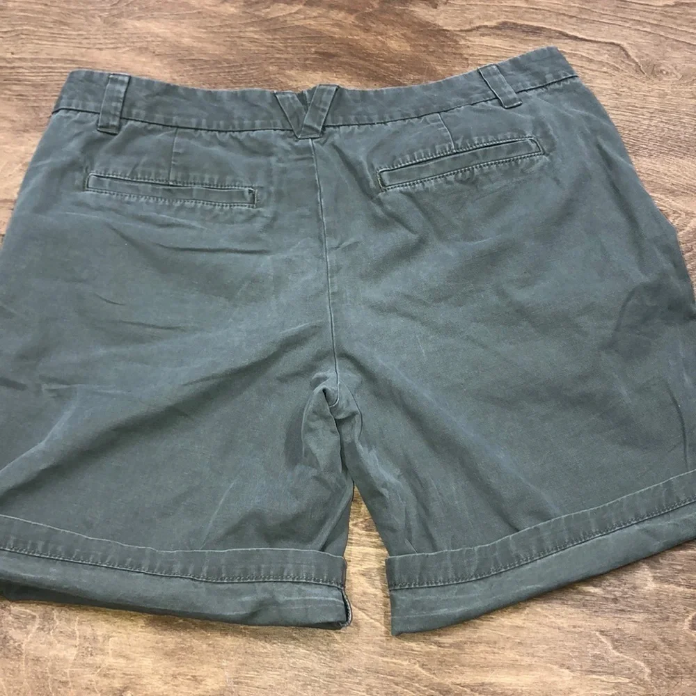 Gap size 8 boyfriend roll up olive green shorts